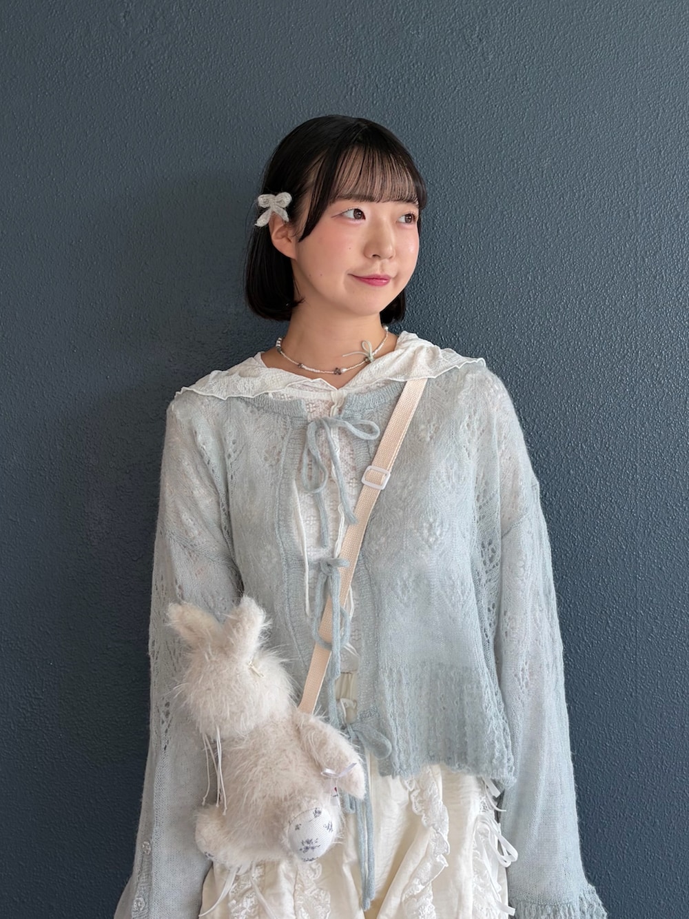 ホワイト系のTシャツ/カットソー、ブルー系のカーディガン/ボレロ、ホワイト系のショルダーバッグを着用したレディースの夏コーディネートの6枚目の写真