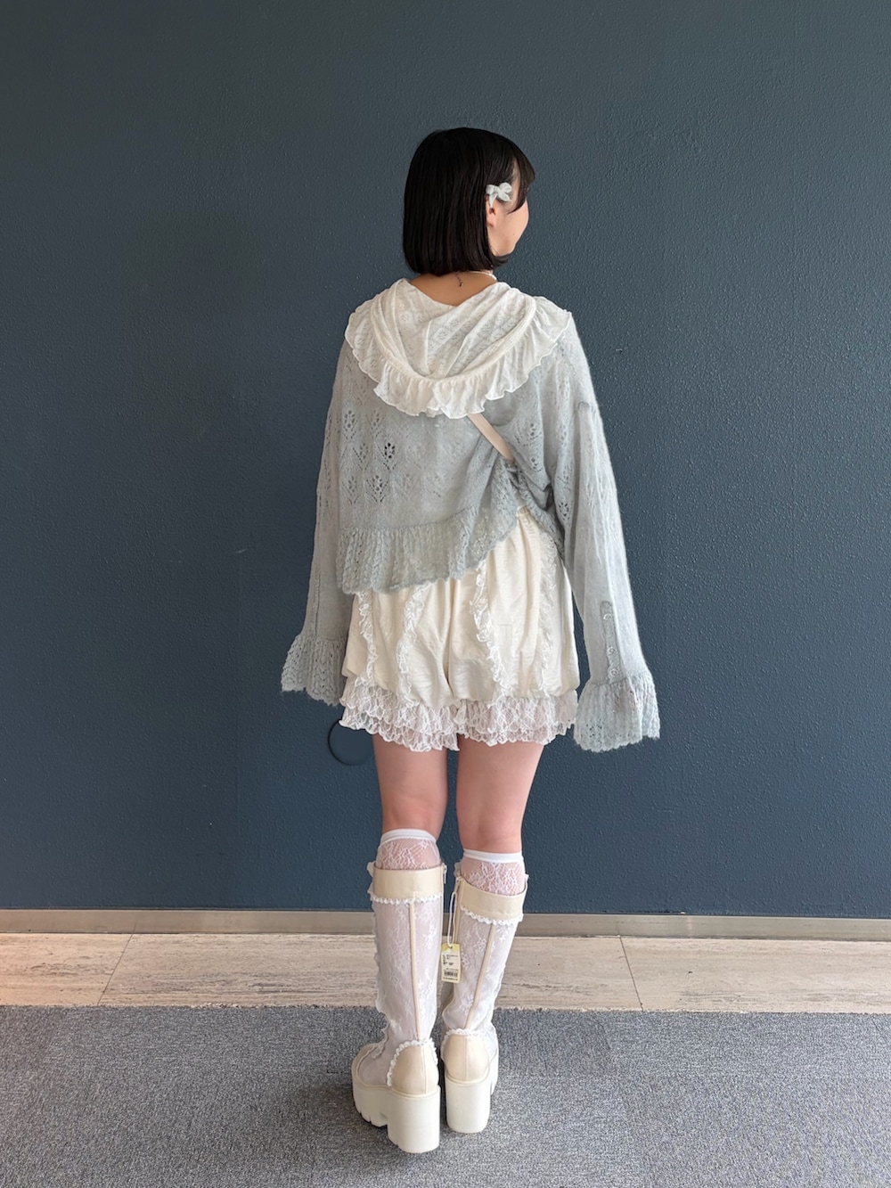 ホワイト系のTシャツ/カットソー、ブルー系のカーディガン/ボレロ、ホワイト系のショルダーバッグを着用したレディースの夏コーディネートの4枚目の写真
