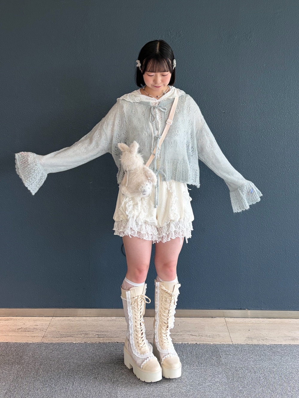 ホワイト系のTシャツ/カットソー、ブルー系のカーディガン/ボレロ、ホワイト系のショルダーバッグを着用したレディースの夏コーディネートの2枚目の写真