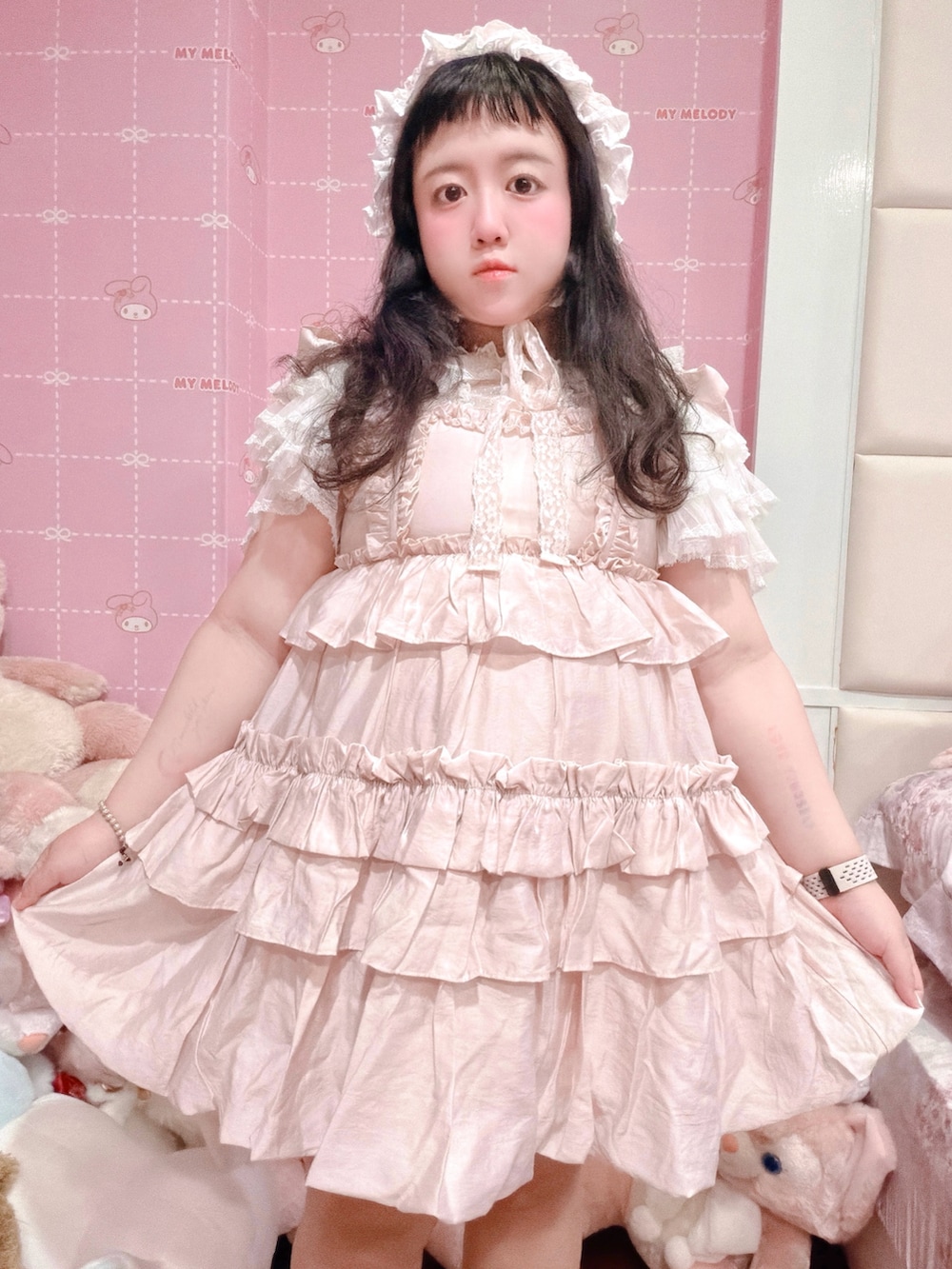 ピンク系のワンピース、ピンク系のその他ヘアアクセサリーを着用したレディースの夏コーディネートの2枚目の写真