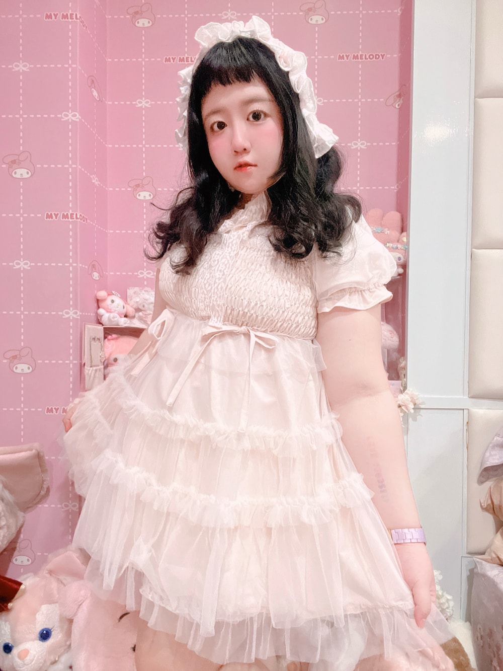 ピンク系のワンピース、ホワイト系のその他パンツ、ピンク系のその他ヘアアクセサリーを着用したレディースの春コーディネートの2枚目の写真