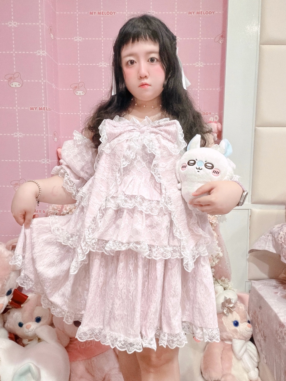 ピンク系のワンピースを着用したレディースの夏コーディネートの2枚目の写真