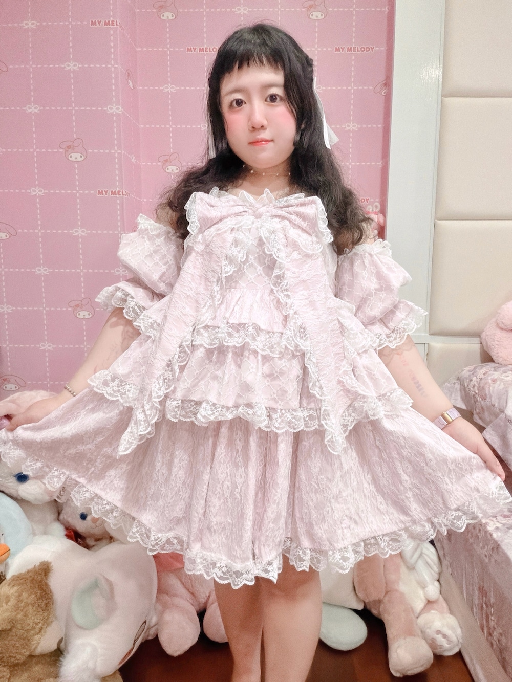 ピンク系のワンピースを着用したレディースの夏コーディネートの4枚目の写真