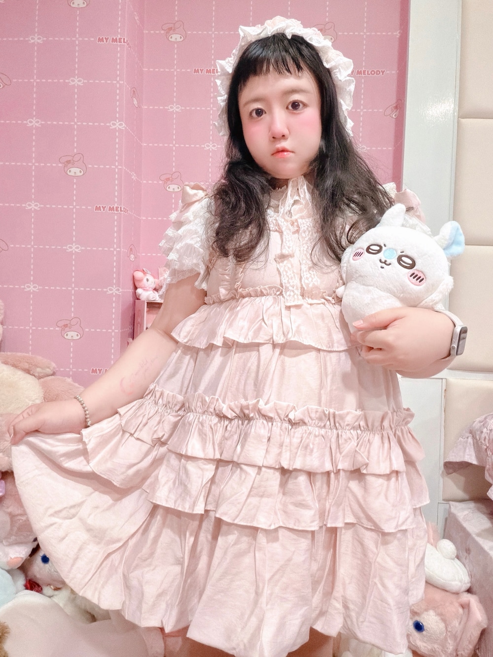 ピンク系のワンピース、ピンク系のその他ヘアアクセサリーを着用したレディースの夏コーディネートの5枚目の写真