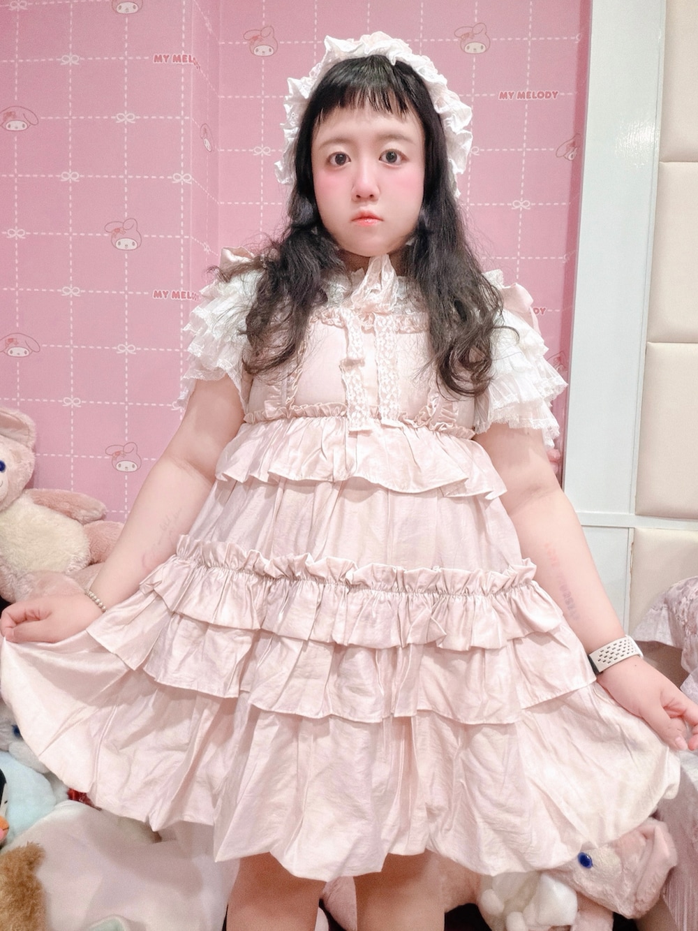 ピンク系のワンピース、ピンク系のその他ヘアアクセサリーを着用したレディースの夏コーディネートの3枚目の写真