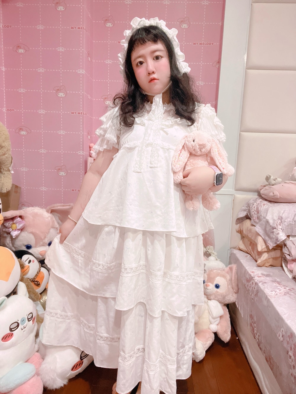ホワイト系のワンピース、ホワイト系のその他ヘアアクセサリーを着用したレディースの春コーディネートの2枚目の写真