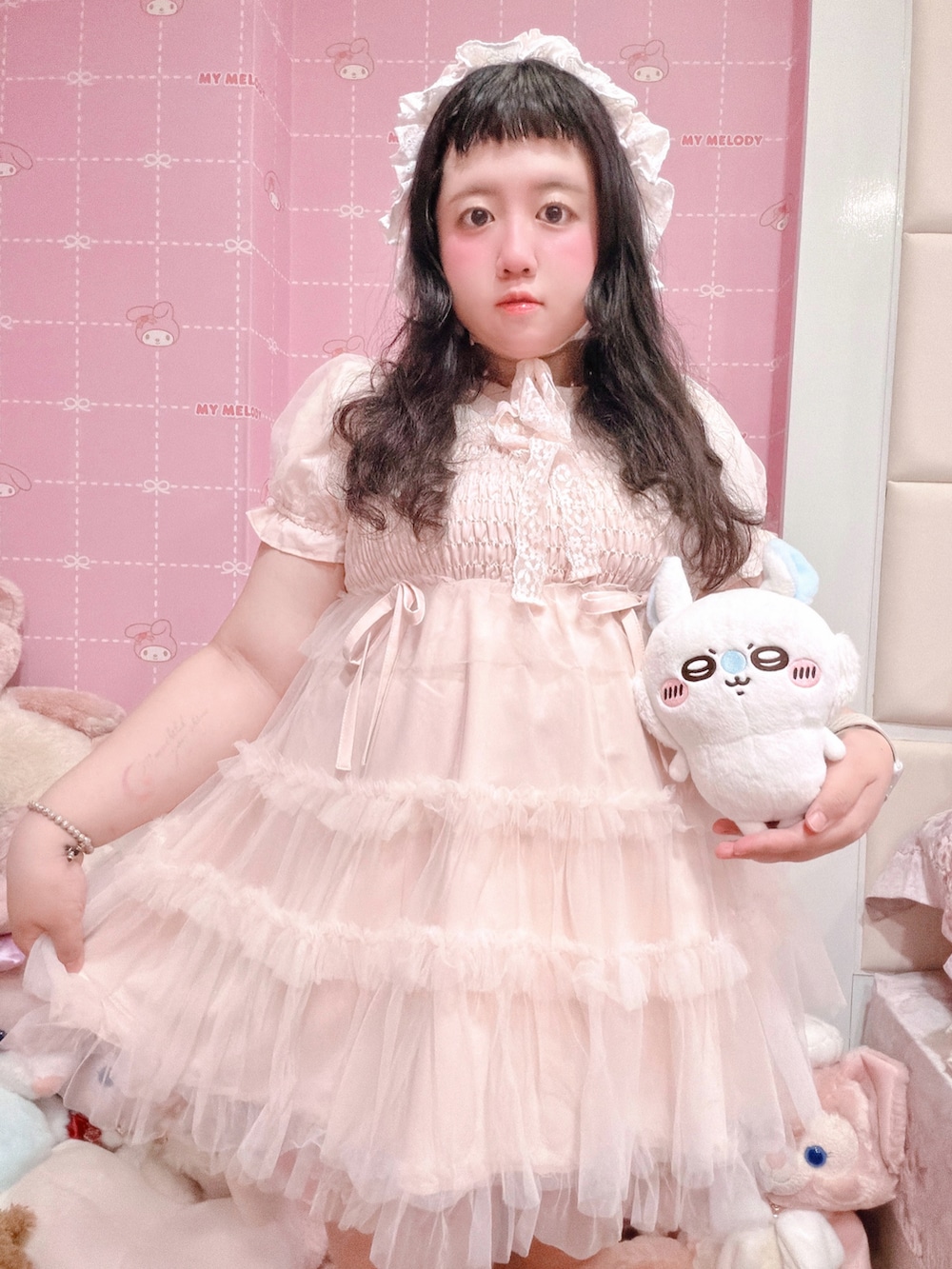 ピンク系のワンピース、ピンク系のその他ヘアアクセサリーを着用したレディースの夏コーディネートの2枚目の写真