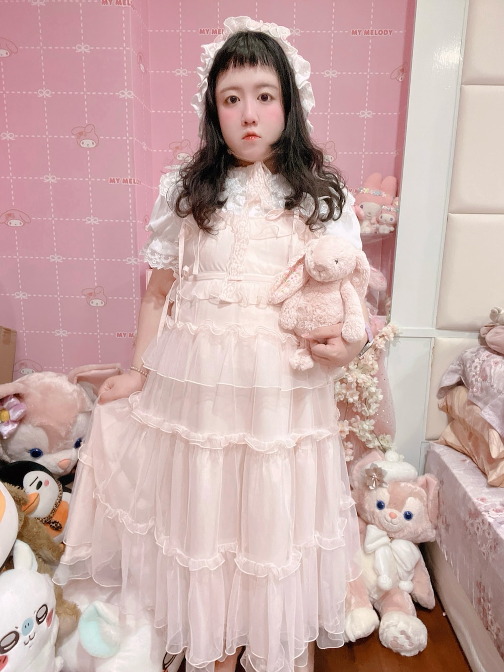 ピンク系のワンピース、ピンク系のその他ヘアアクセサリーを着用したレディースの春コーディネートの2枚目の写真