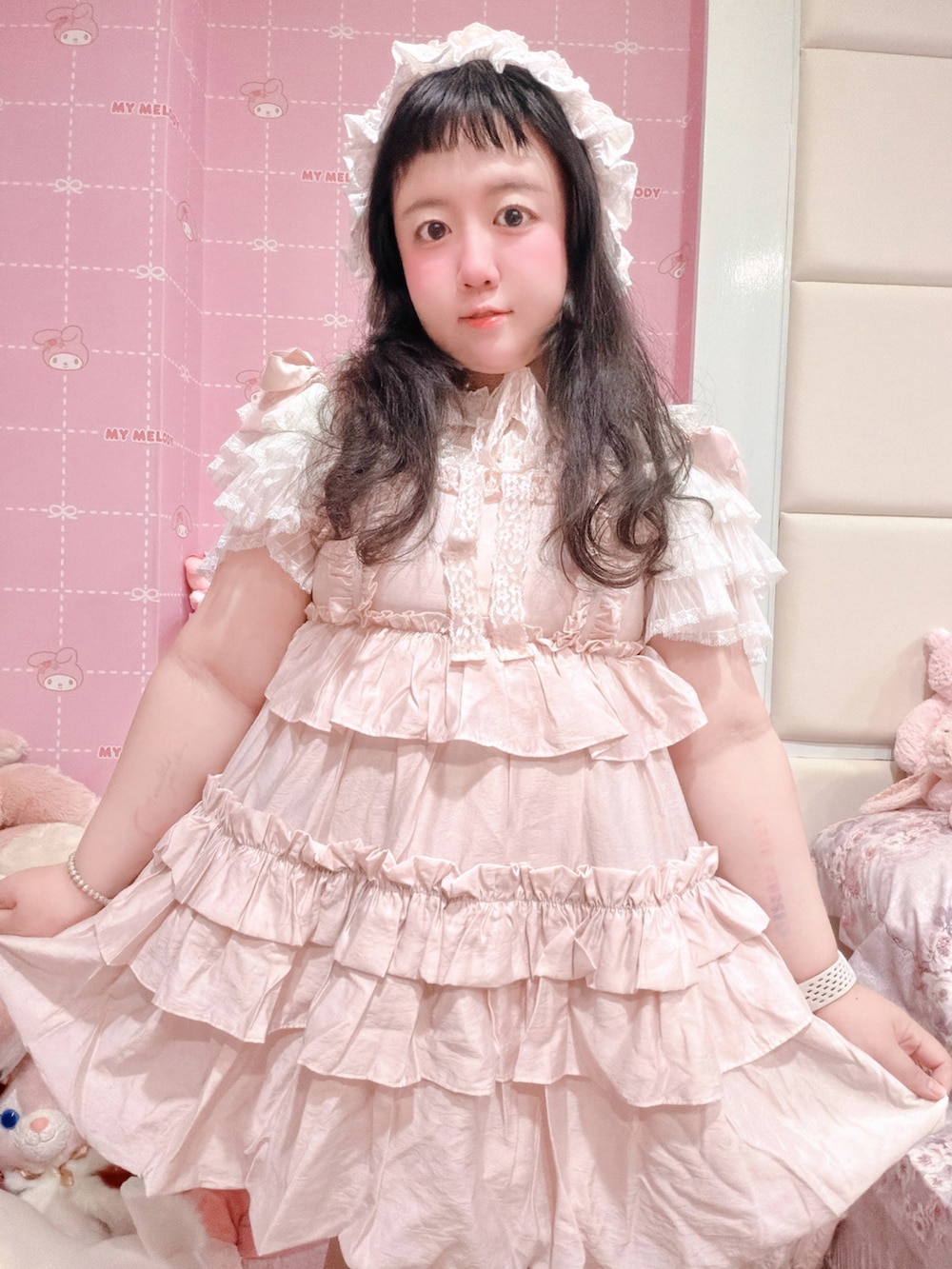 ピンク系のワンピース、ピンク系のその他ヘアアクセサリーを着用したレディースの夏コーディネートの4枚目の写真