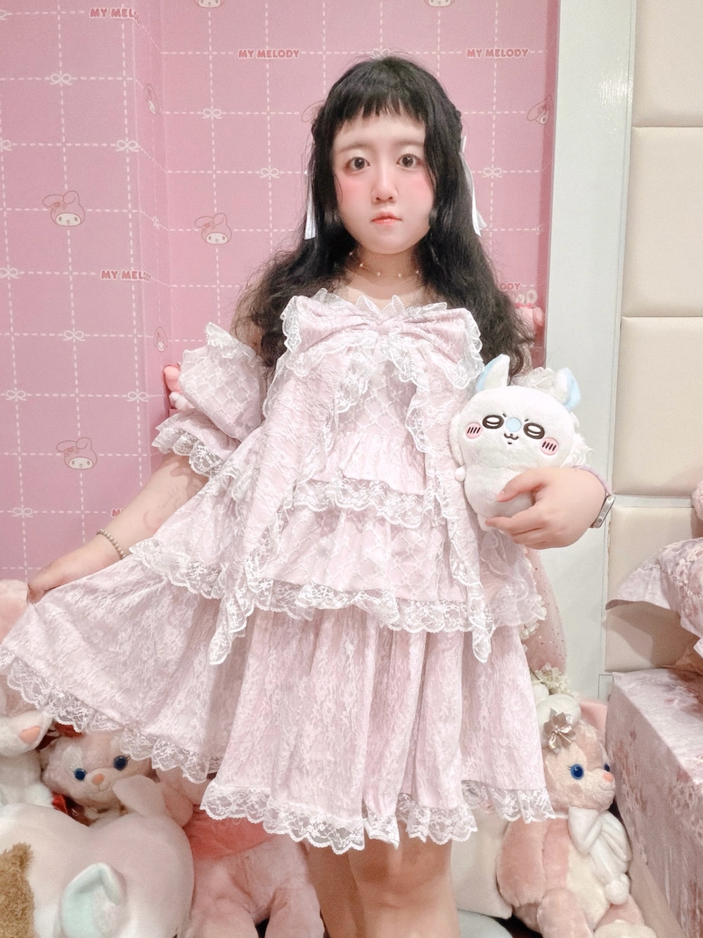 ピンク系のワンピースを着用したレディースの夏コーディネートの3枚目の写真