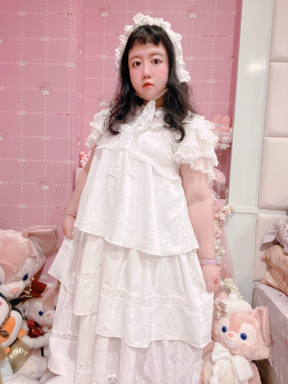 ホワイト系のワンピース、ホワイト系のその他ヘアアクセサリーを着用したレディースの春コーディネートの3枚目の写真