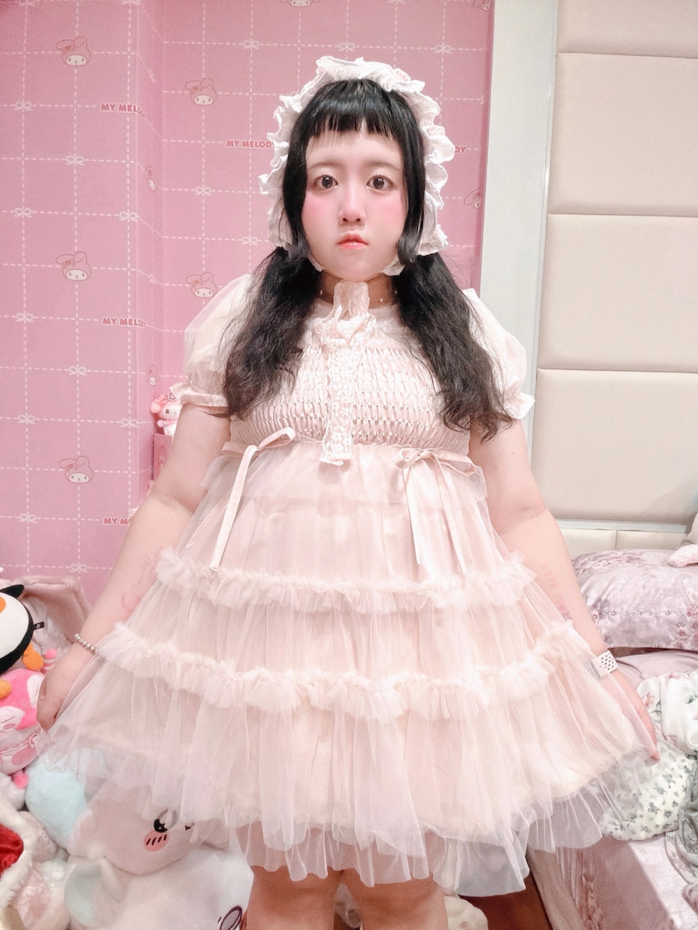 ピンク系のワンピース、ピンク系のその他ヘアアクセサリーを着用したレディースの夏コーディネートの2枚目の写真