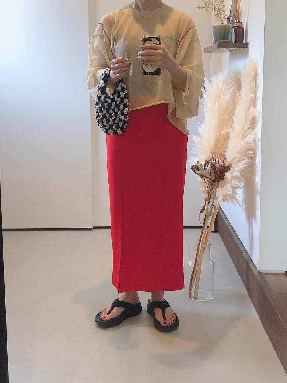 ベージュ系のニット/セーター、ピンク系のその他パンツ、ブラック系のエコバッグ/サブバッグを着用したレディースの夏コーディネートの3枚目の写真