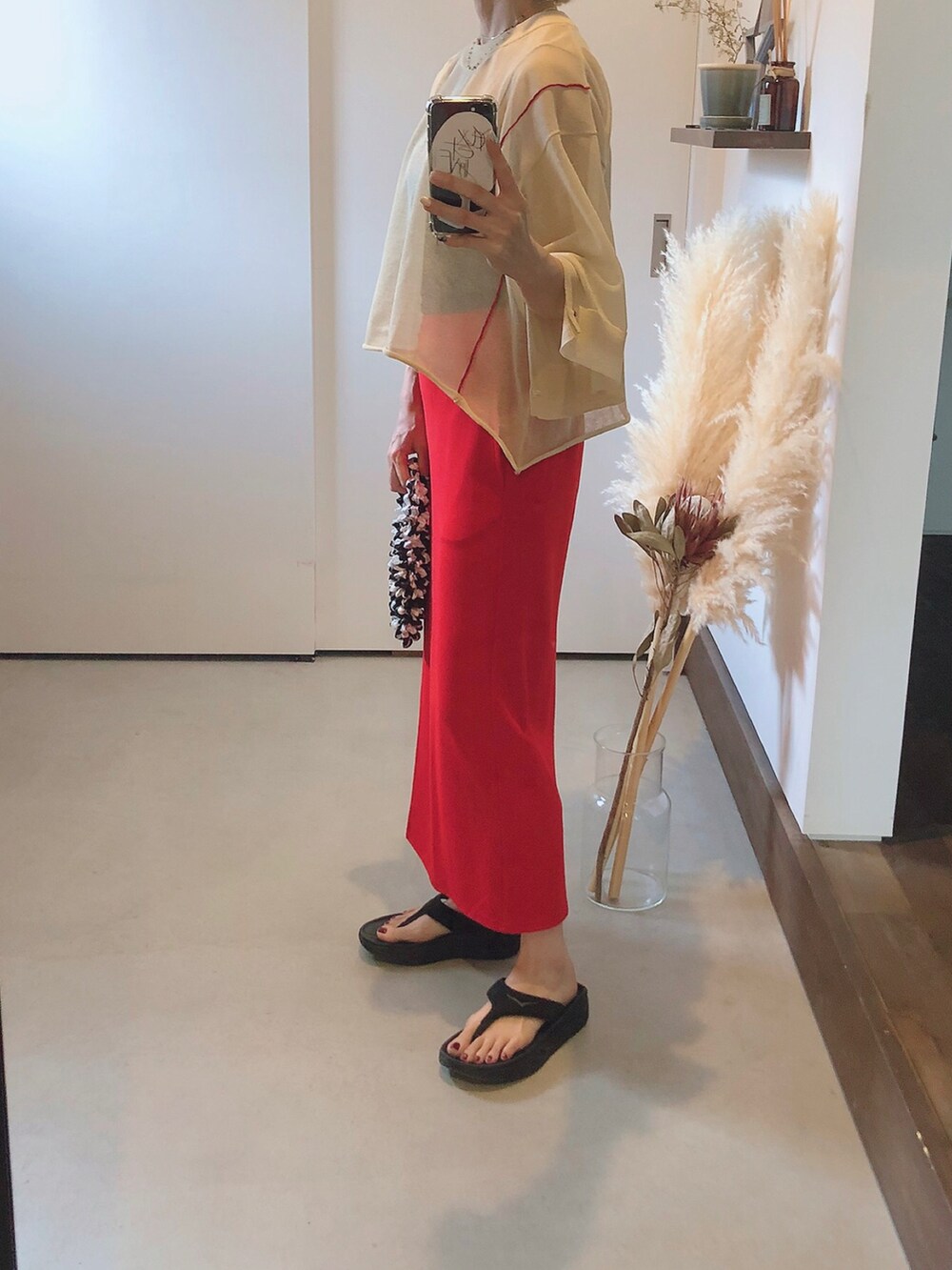ベージュ系のニット/セーター、ピンク系のその他パンツ、ブラック系のエコバッグ/サブバッグを着用したレディースの夏コーディネートの4枚目の写真