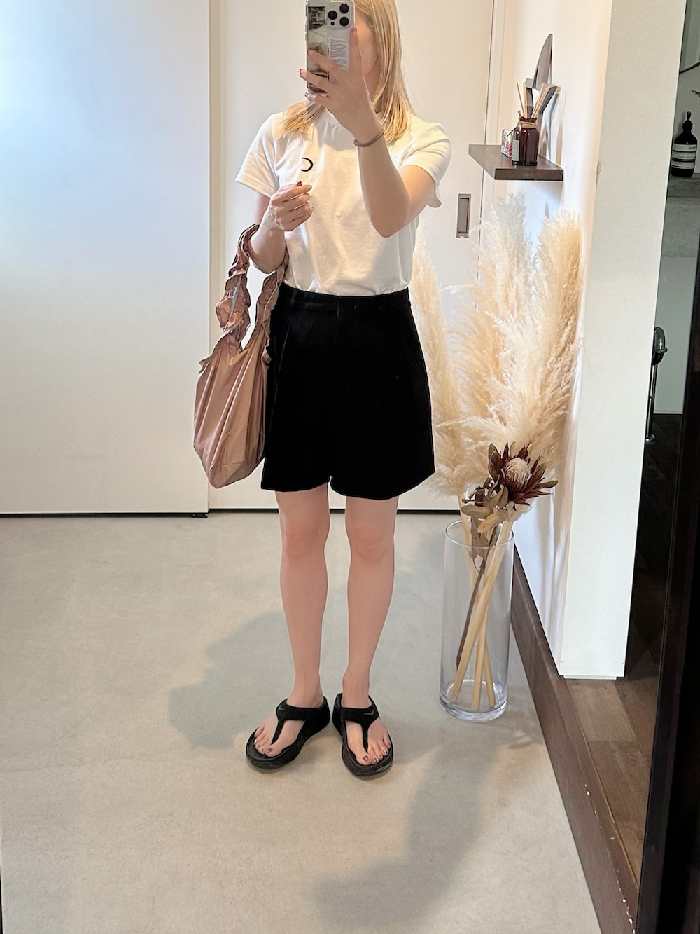 ホワイト系のTシャツ/カットソー、ブラック系のパンツ、ブラウン系のエコバッグ/サブバッグを着用したレディースの夏コーディネートの2枚目の写真