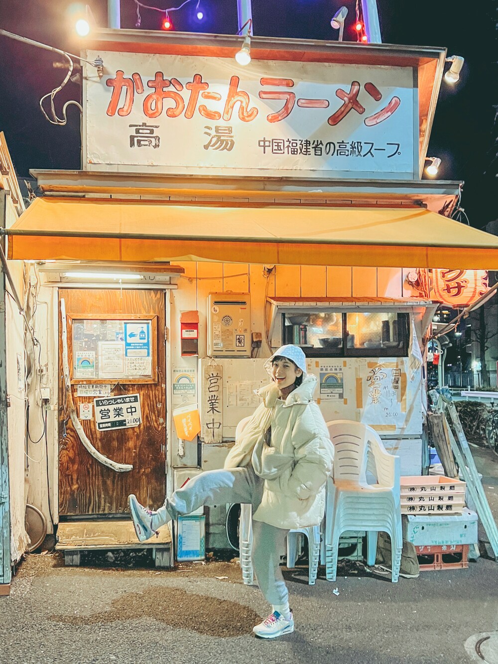 ホワイト系のダウンジャケット/コート、ブラウン系のニット/セーター、ホワイト系のボディバッグ/ウエストポーチを着用したレディースの冬コーディネートの3枚目の写真