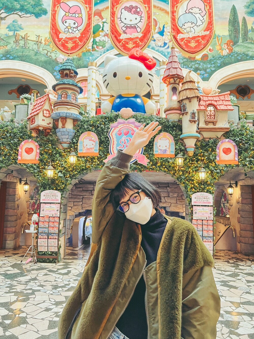 グリーン系のその他アウター、ブラック系のニット/セーター、ブルー系のデニムパンツを着用したレディースの冬コーディネートの4枚目の写真