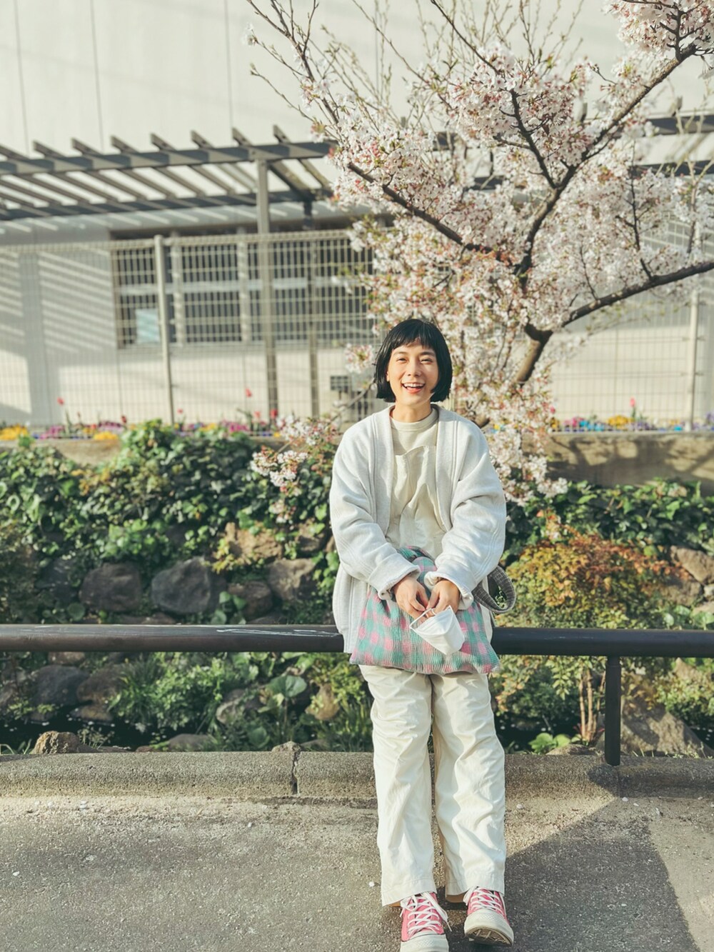 ホワイト系のカーディガン/ボレロ、ホワイト系のTシャツ/カットソー、ホワイト系のサロペット/オーバーオールを着用したレディースの春コーディネートの3枚目の写真