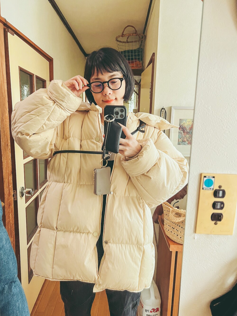 ホワイト系のダウンジャケット/コート、ブラック系のオールインワン・サロペット、ブラック系のメガネを着用したレディースの冬コーディネートの4枚目の写真