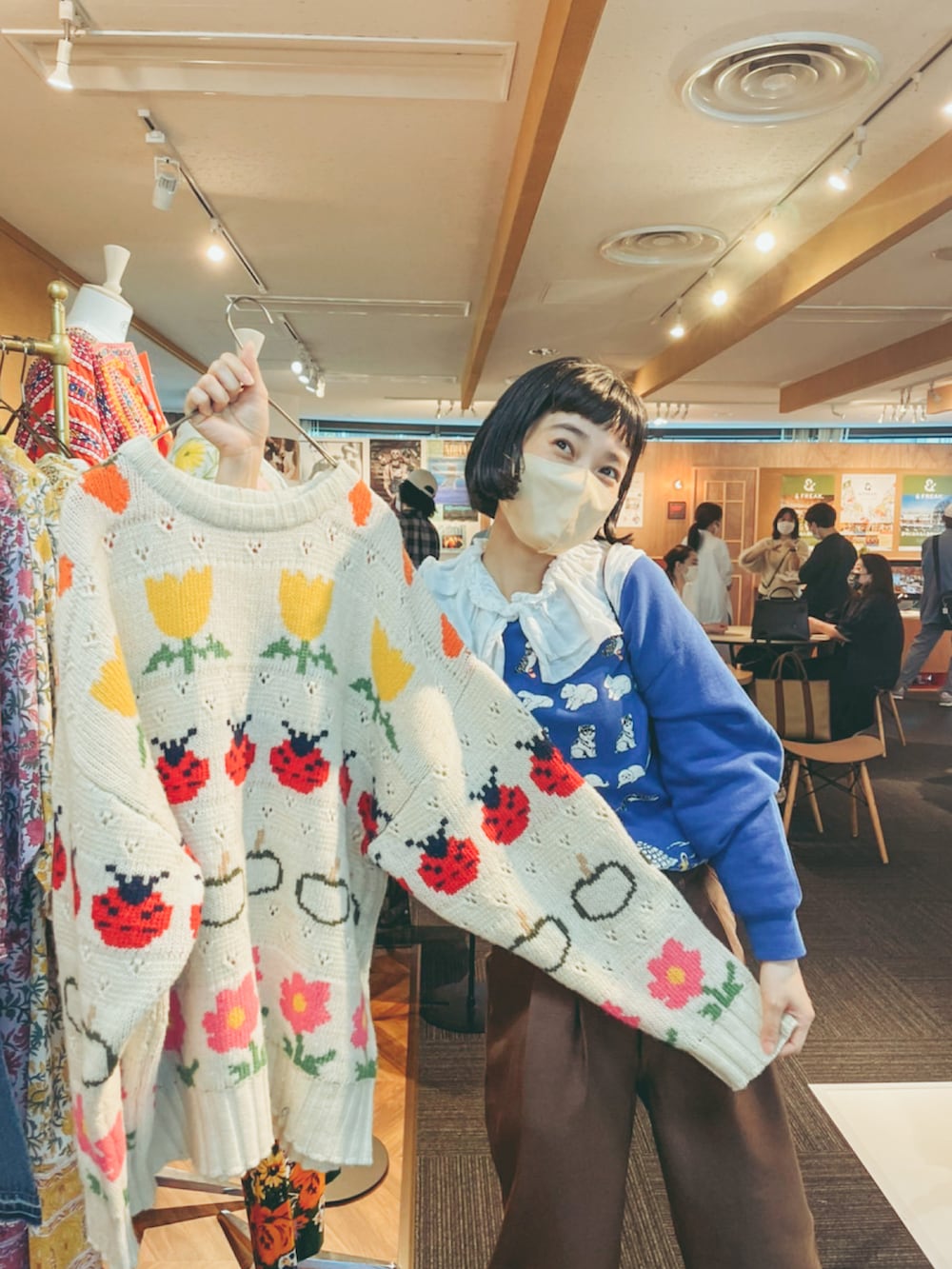 ブルー系のスウェット、ホワイト系のシャツ/ブラウス、ブラウン系のその他パンツを着用したレディースの夏コーディネートの5枚目の写真