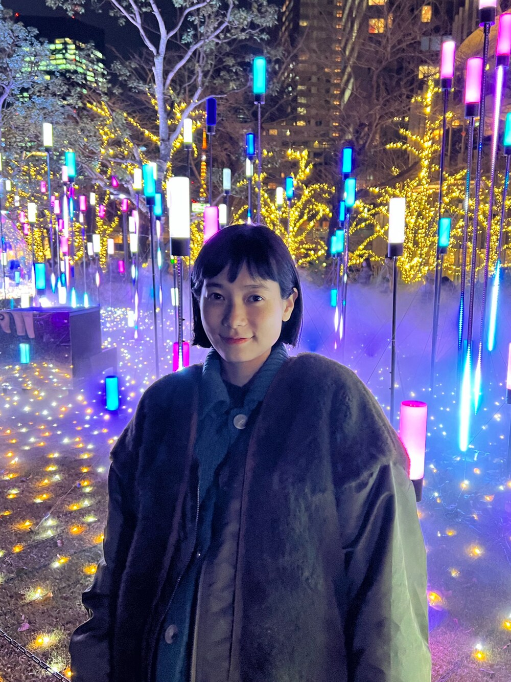 グリーン系のカーディガン/ボレロ、グリーン系のその他アウター、ブラック系のスマホケース/カバーを着用したレディースの冬コーディネートの2枚目の写真