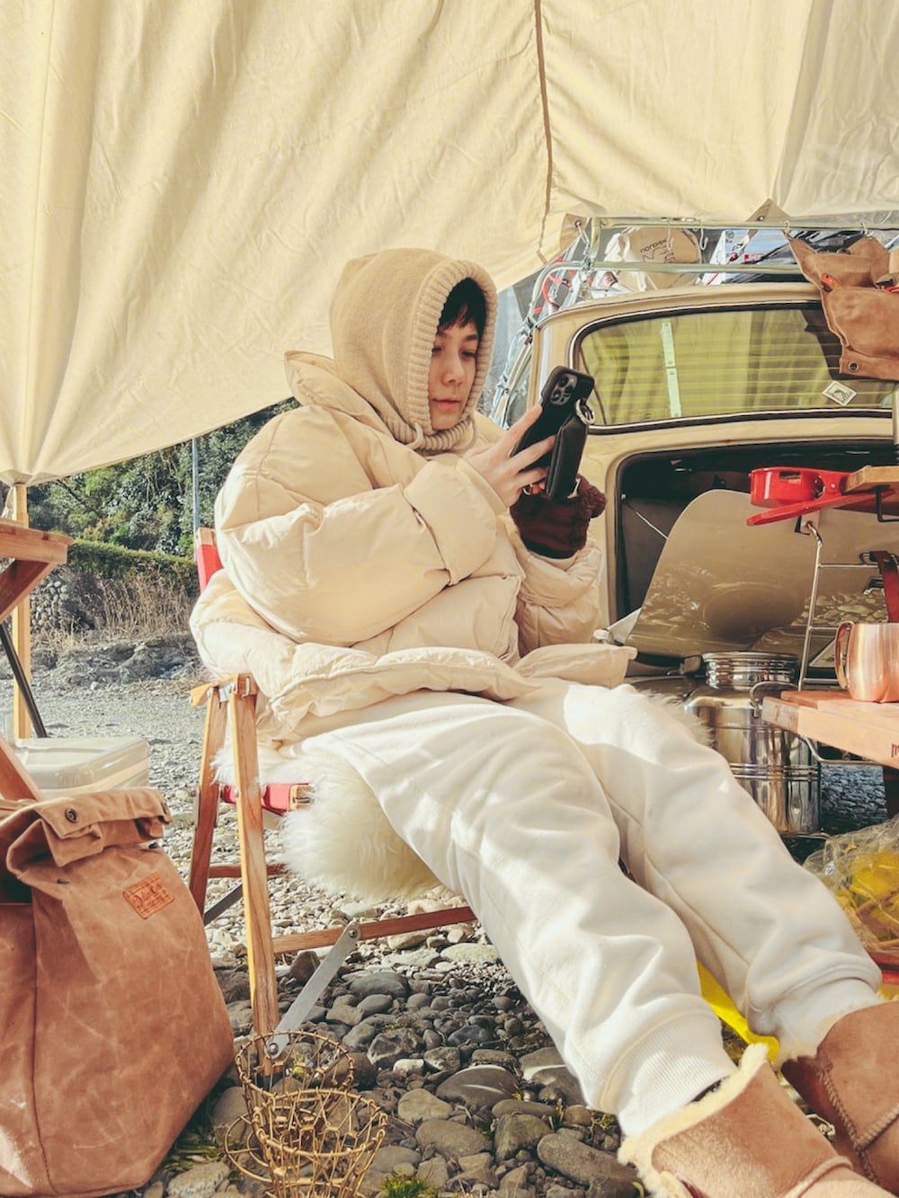 ホワイト系のダウンジャケット/コート、グレー系のスウェットパンツ、ブラウン系のブーツを着用したレディースの冬コーディネートの2枚目の写真