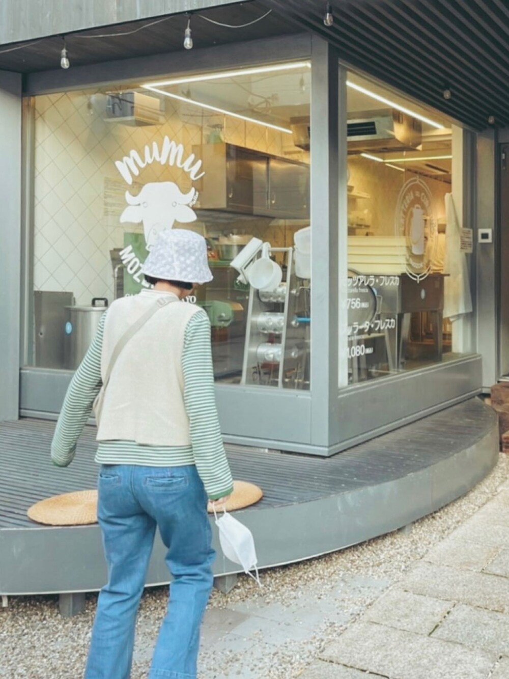 その他のベスト、グリーン系のTシャツ/カットソー、ブルー系のデニムパンツを着用したレディースの春コーディネートの4枚目の写真