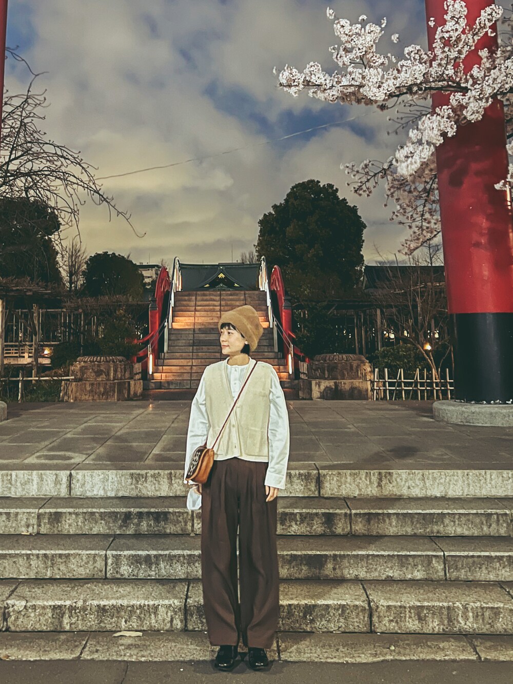 ブラウン系のその他パンツ、その他のベスト、ブラウン系のショルダーバッグを着用したレディースの春コーディネートの3枚目の写真