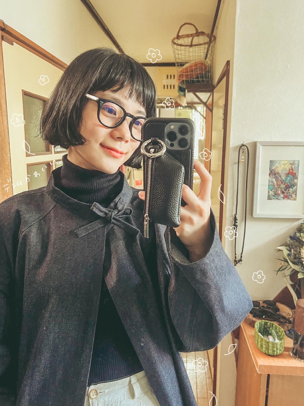 ブルー系のデニムジャケット、ホワイト系のその他パンツ、ブラック系のニット/セーターを着用したレディースの春コーディネートの2枚目の写真