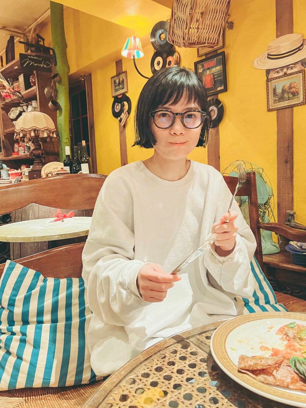 ホワイト系のスウェット、ブルー系のデニムパンツ、ホワイト系のスニーカーを着用したレディースの冬コーディネートの3枚目の写真