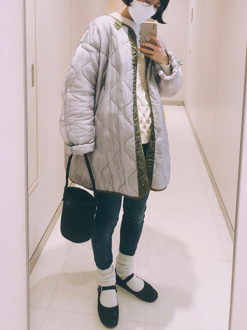 ホワイト系のニット/セーター、パープル系のその他アウター、ブラック系のかごバッグを着用したレディースの冬コーディネートの2枚目の写真