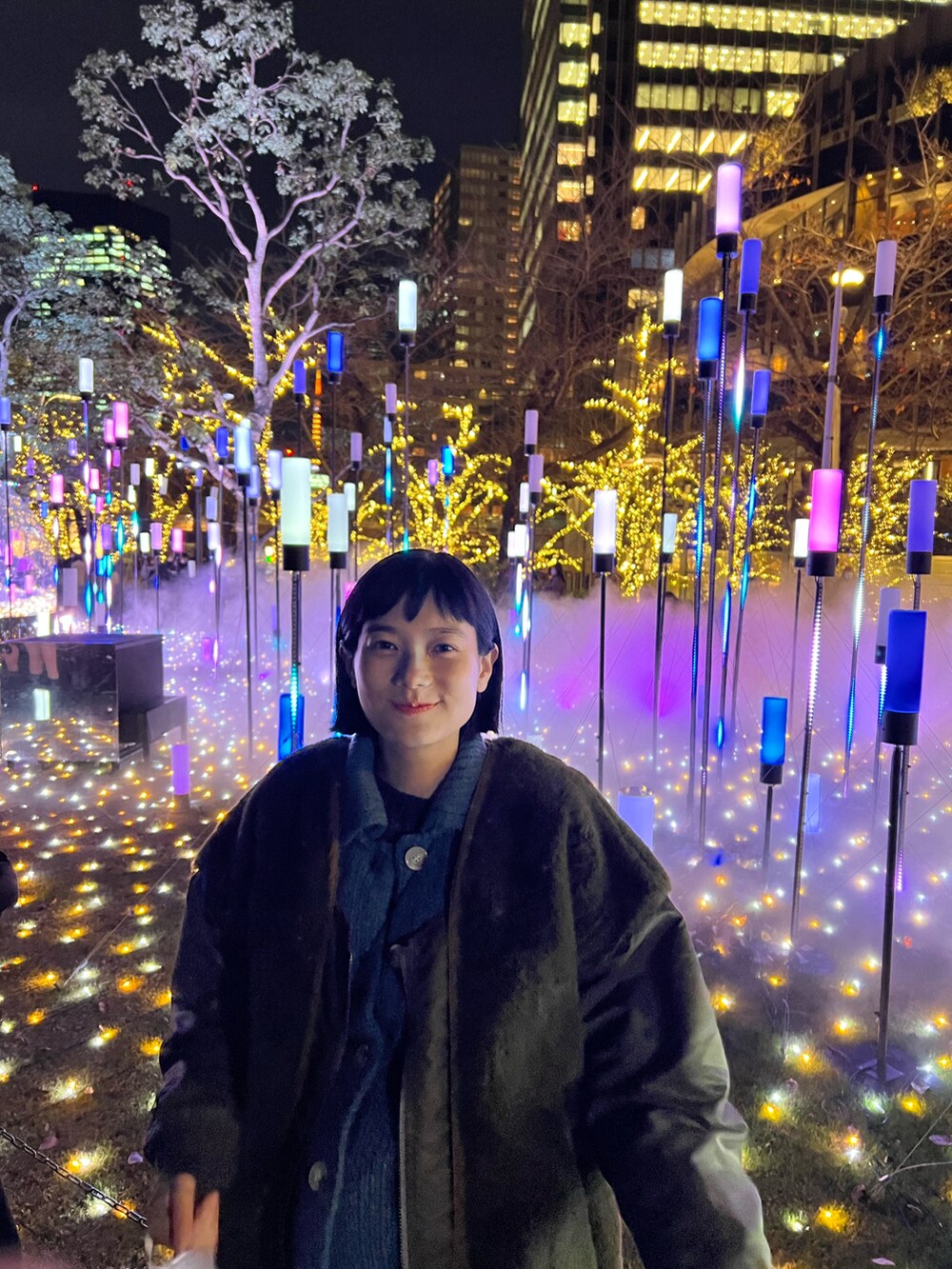 グリーン系のカーディガン/ボレロ、グリーン系のその他アウター、ブラック系のスマホケース/カバーを着用したレディースの冬コーディネートの4枚目の写真