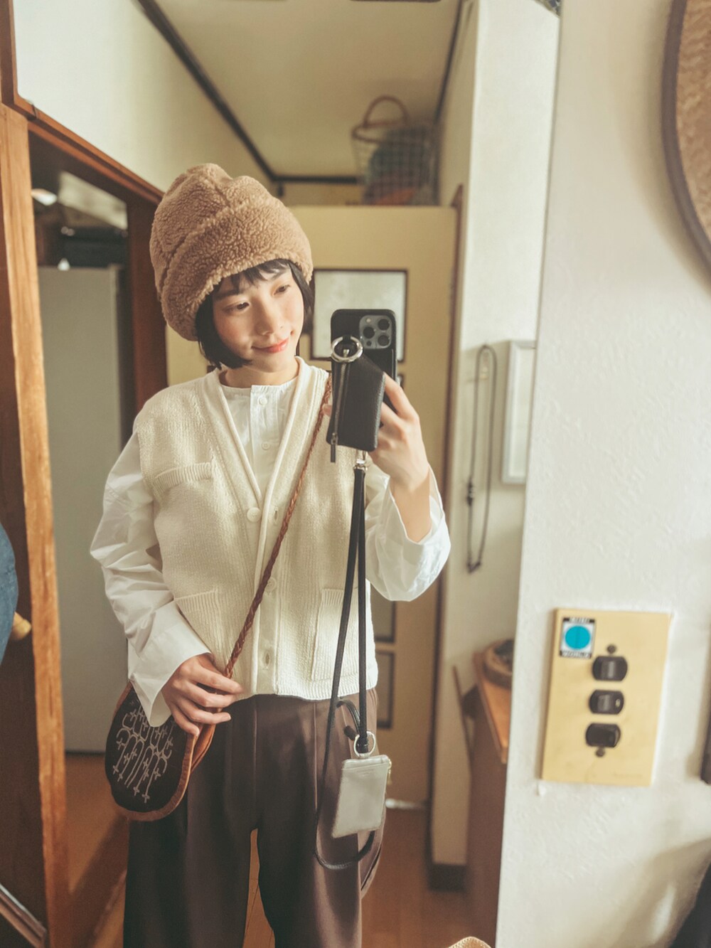 ブラウン系のその他パンツ、その他のベスト、ブラウン系のショルダーバッグを着用したレディースの春コーディネートの5枚目の写真