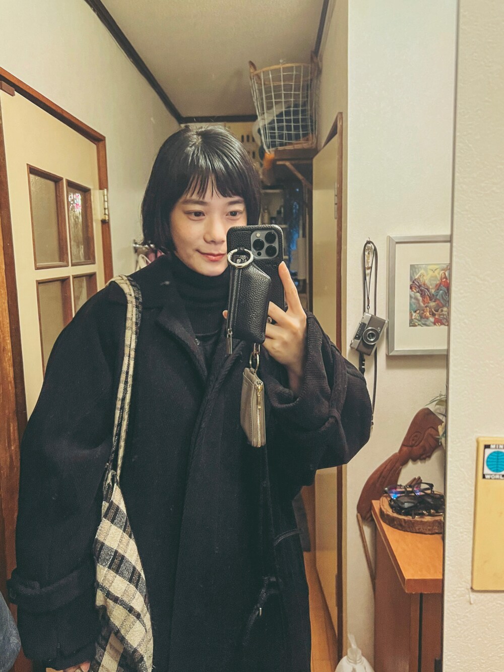 ブラック系のワンピース、ピンク系のカーゴパンツ、ブラック系のニット/セーターを着用したレディースの冬コーディネートの2枚目の写真