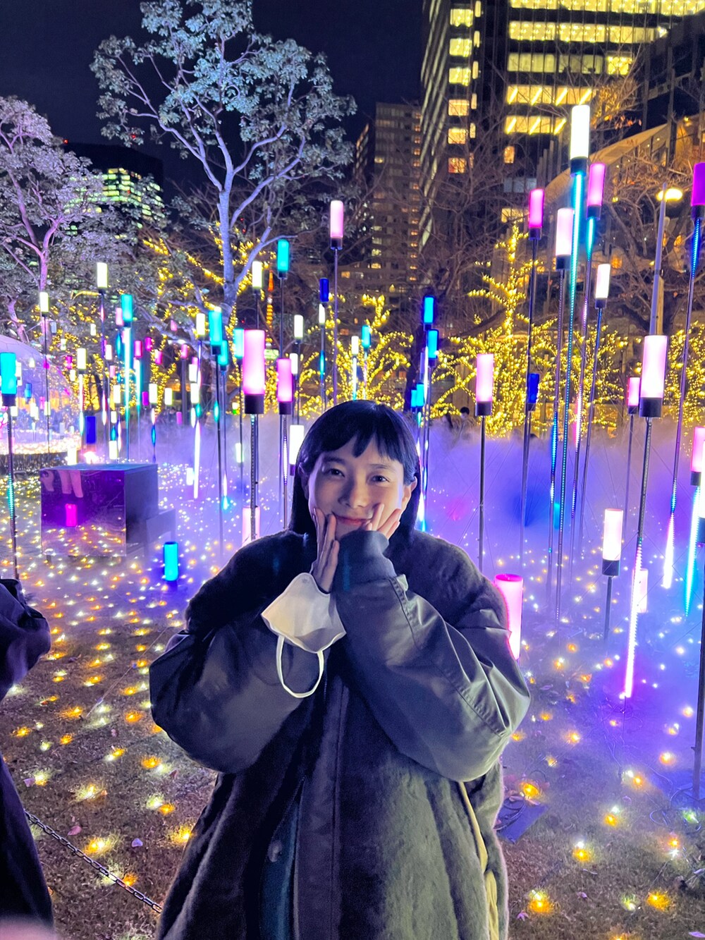 グリーン系のカーディガン/ボレロ、グリーン系のその他アウター、ブラック系のスマホケース/カバーを着用したレディースの冬コーディネートの3枚目の写真