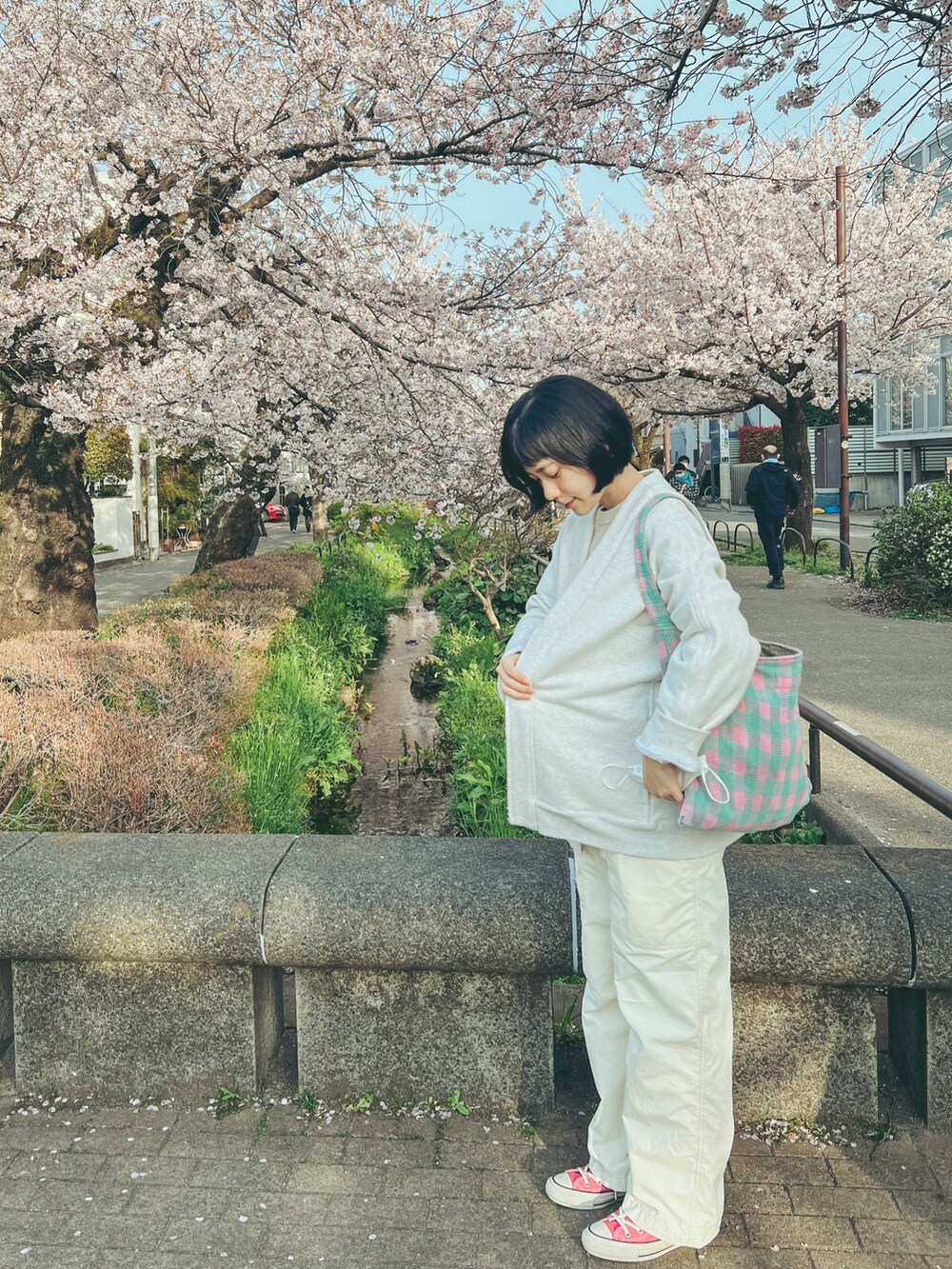 ホワイト系のカーディガン/ボレロ、ホワイト系のTシャツ/カットソー、ホワイト系のサロペット/オーバーオールを着用したレディースの春コーディネートの2枚目の写真