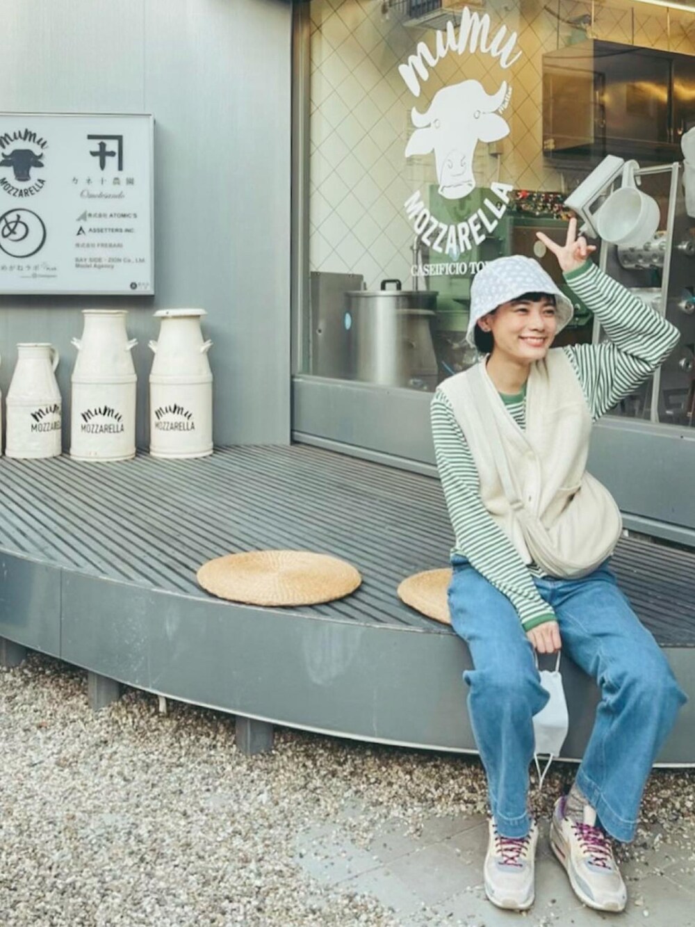 その他のベスト、グリーン系のTシャツ/カットソー、ブルー系のデニムパンツを着用したレディースの春コーディネートの3枚目の写真