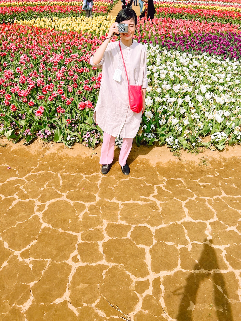 ベージュ系のシャツワンピース、ピンク系のその他パンツ、ブラック系のシューズを着用したレディースの春コーディネートの3枚目の写真