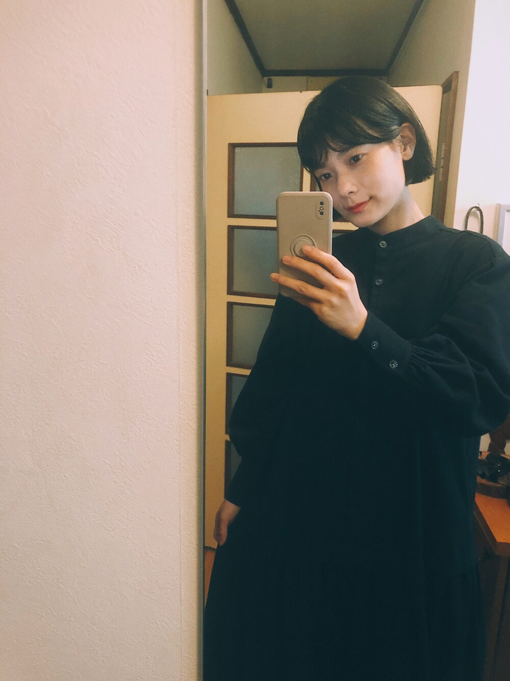 ブラック系のジャケット/アウター、ブラック系のショルダーバッグ、ブラック系のワンピースを着用したレディースの冬コーディネートの2枚目の写真