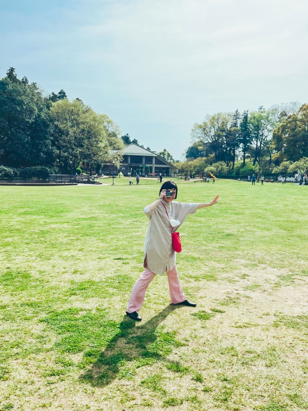 ベージュ系のシャツワンピース、ピンク系のその他パンツ、ブラック系のシューズを着用したレディースの春コーディネートの2枚目の写真