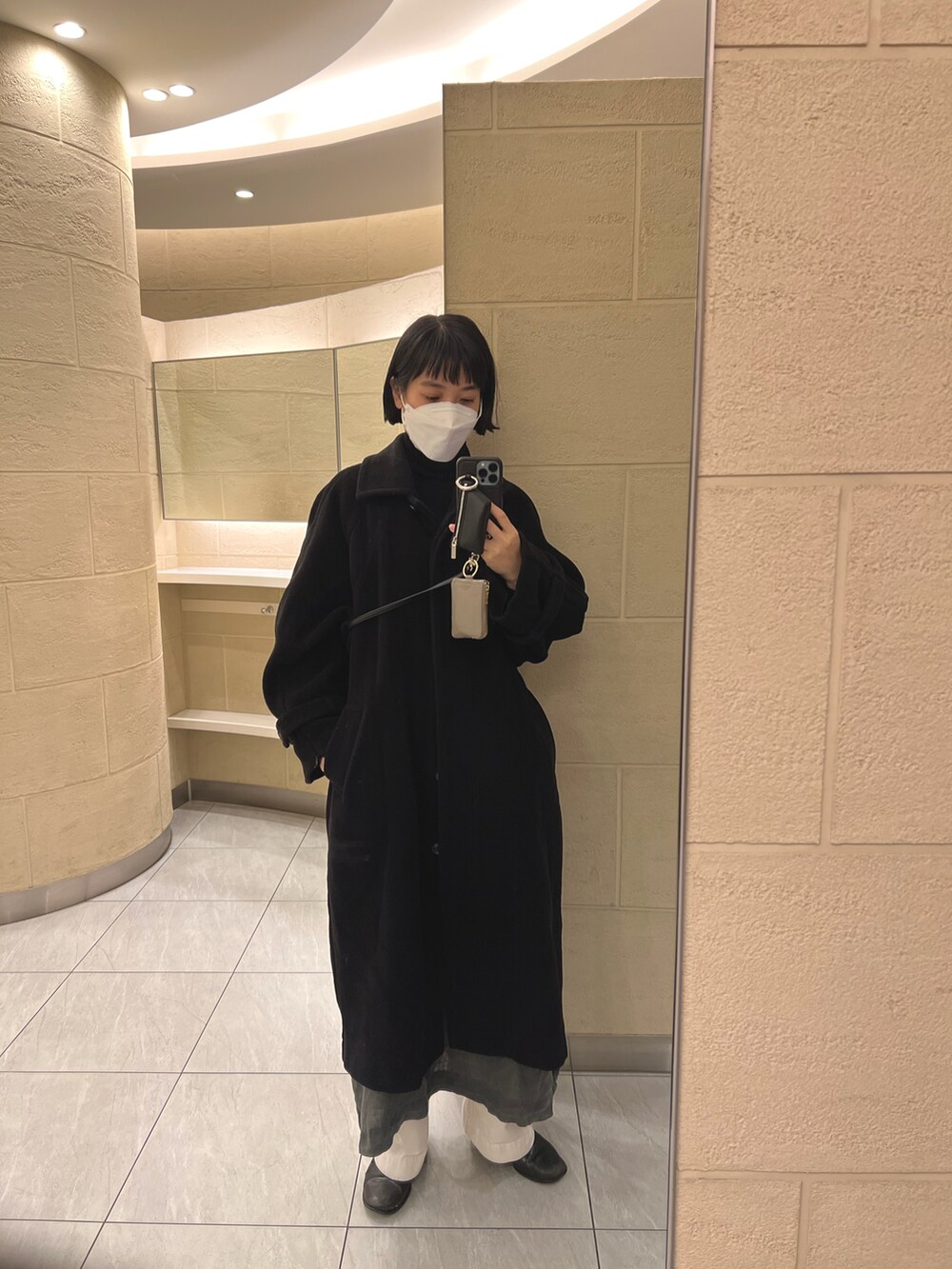 「大人カジュアル、きれいめカジュアル、大人女子、お出かけコーデ、ブラックコーデ、モノトーン、古着MIX、黒コーデ、黒髪、黒タートルネック、黒、コート」｜「Hartのアイテム（ジャケット/アウター、ブラック系）」を使った、さかいひろみさん（レディース・164cm）の冬コーディネートの2枚目の写真