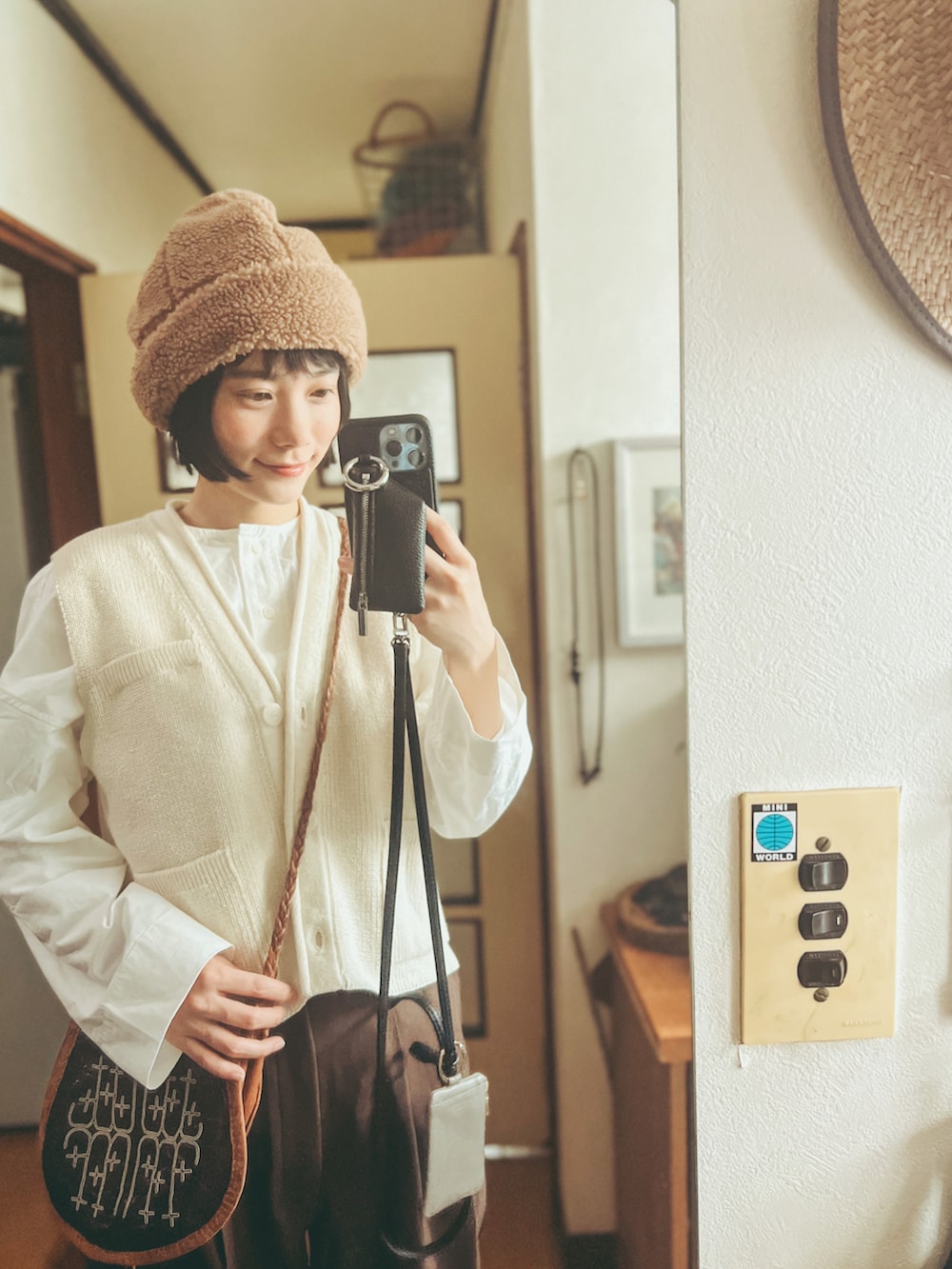 ブラウン系のその他パンツ、その他のベスト、ブラウン系のショルダーバッグを着用したレディースの春コーディネートの4枚目の写真