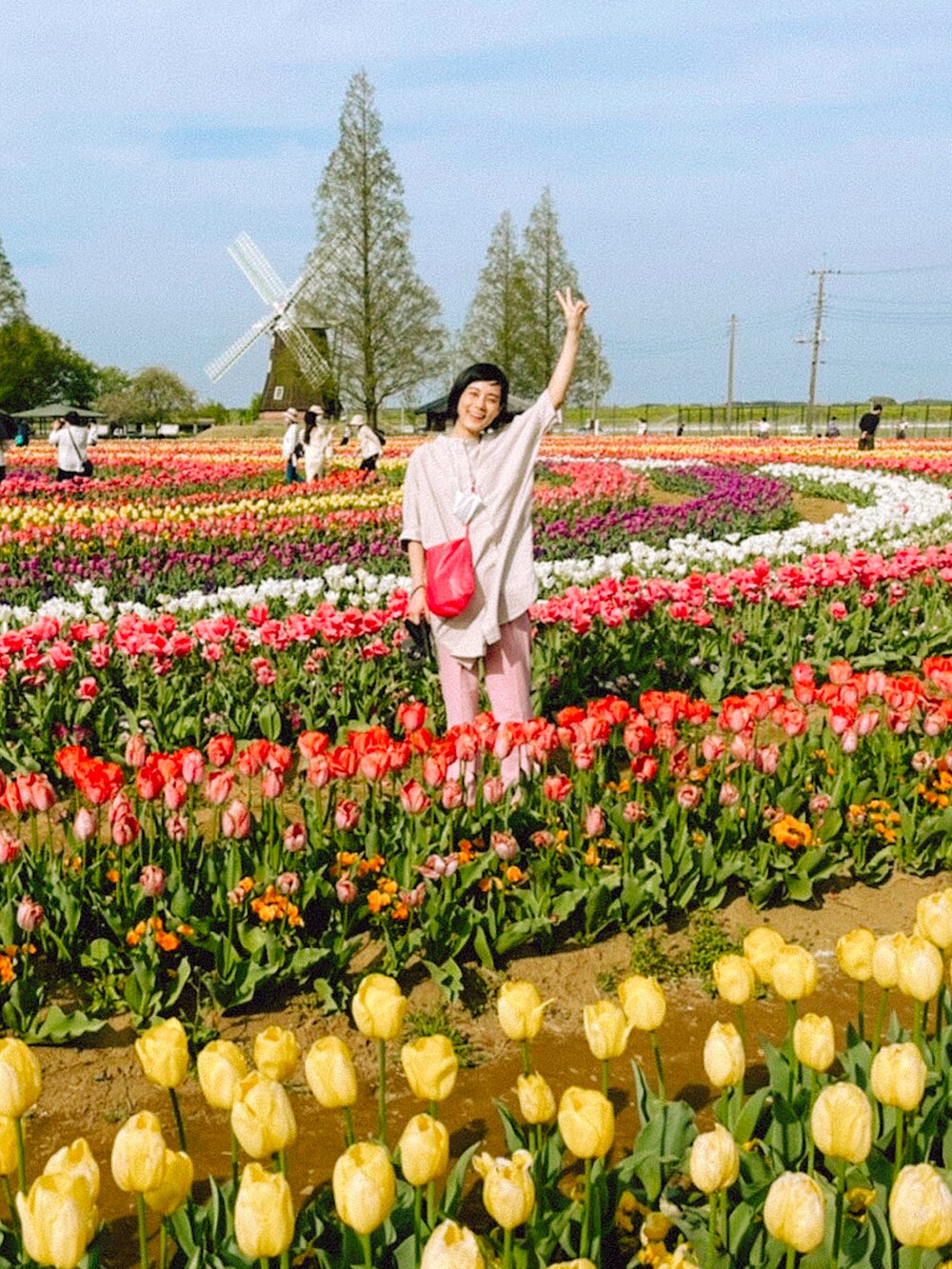 ベージュ系のシャツワンピース、ピンク系のその他パンツ、ブラック系のシューズを着用したレディースの春コーディネートの4枚目の写真