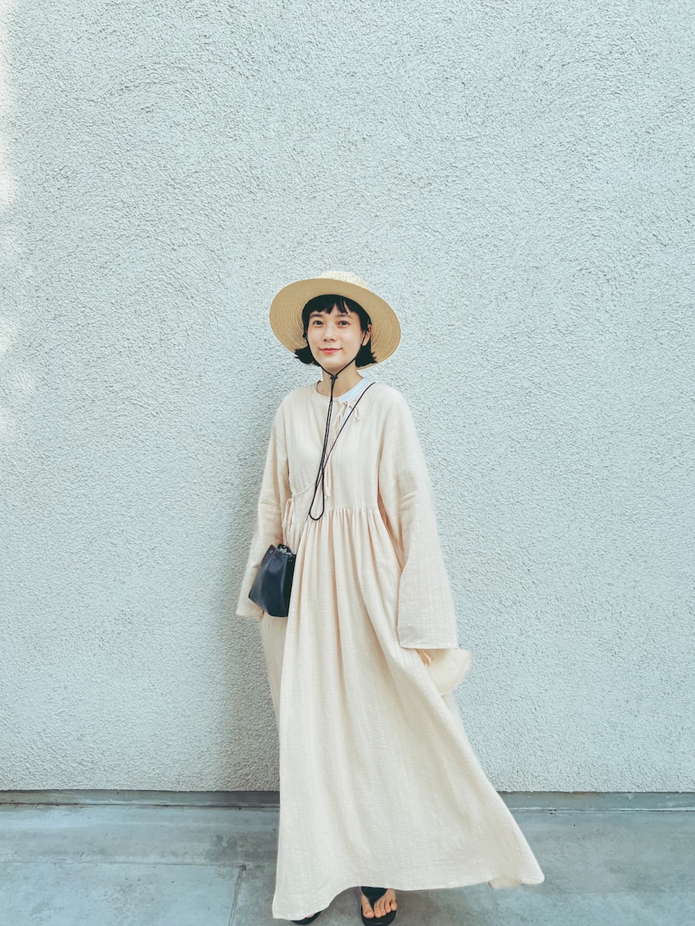 ホワイト系のワンピース/ドレス、ホワイト系のワンピース、ブラック系のサンダルを着用したレディースの夏コーディネートの3枚目の写真