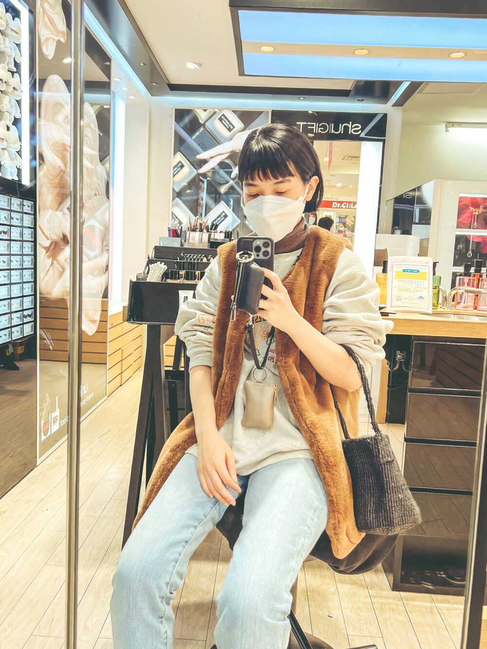 ブラウン系のニット/セーター、グレー系のスウェット、ブラウン系のベストを着用したレディースの春コーディネートの2枚目の写真