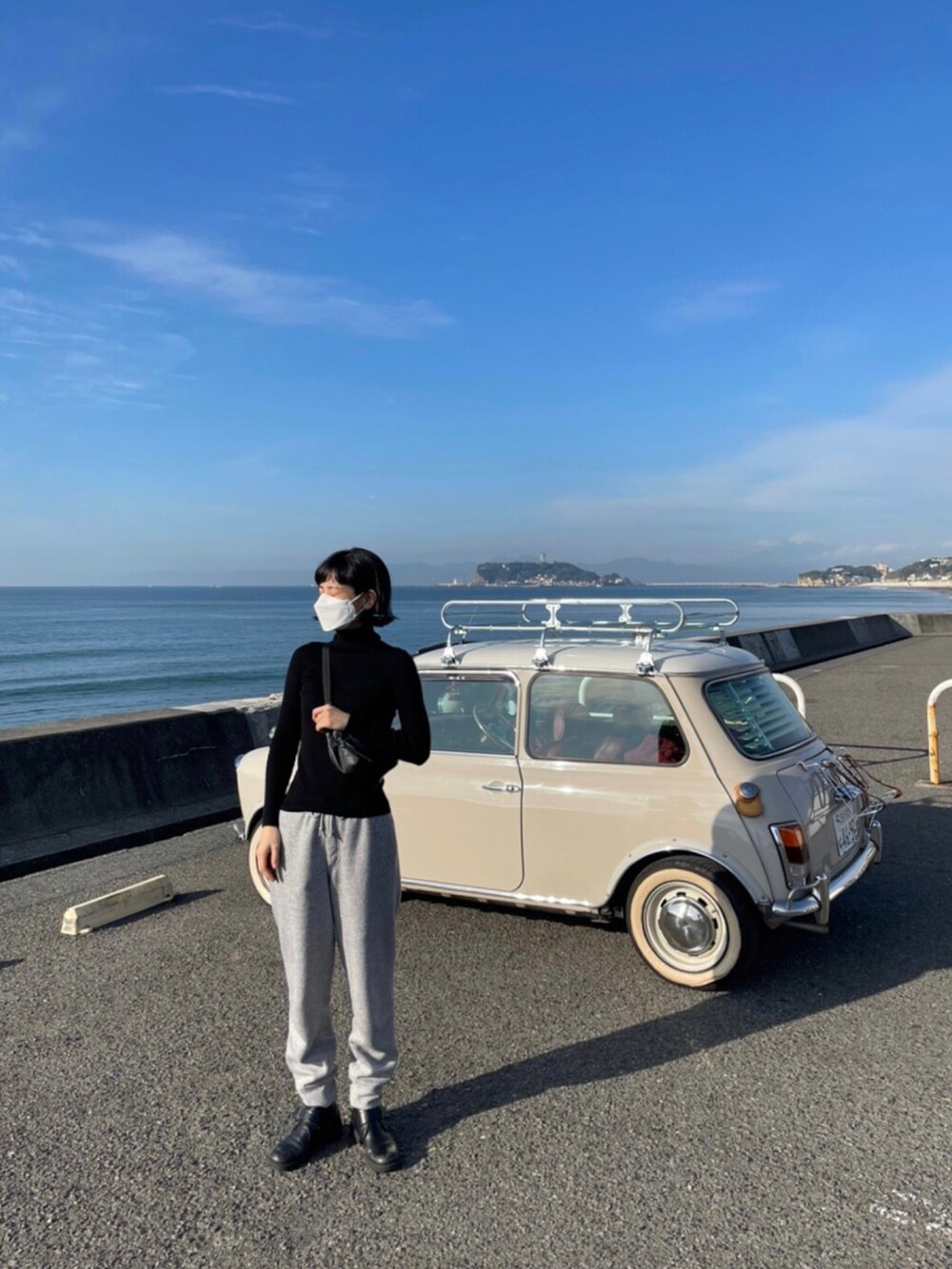 ブラック系のニット/セーター、グレー系のスウェットパンツ、ブラック系のブーツを着用したレディースの秋コーディネートの2枚目の写真