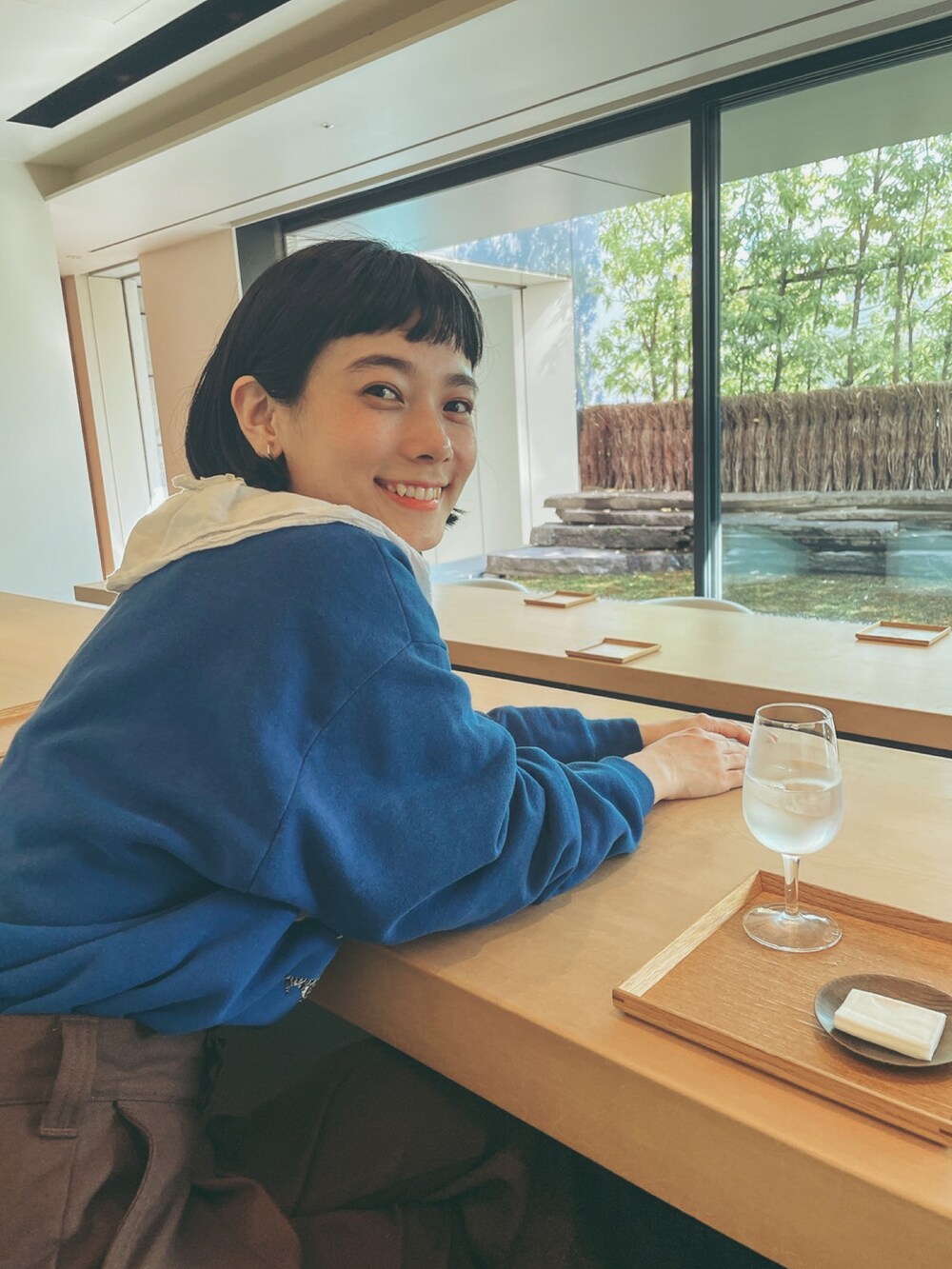 ブルー系のスウェット、ホワイト系のシャツ/ブラウス、ブラウン系のその他パンツを着用したレディースの夏コーディネートの4枚目の写真