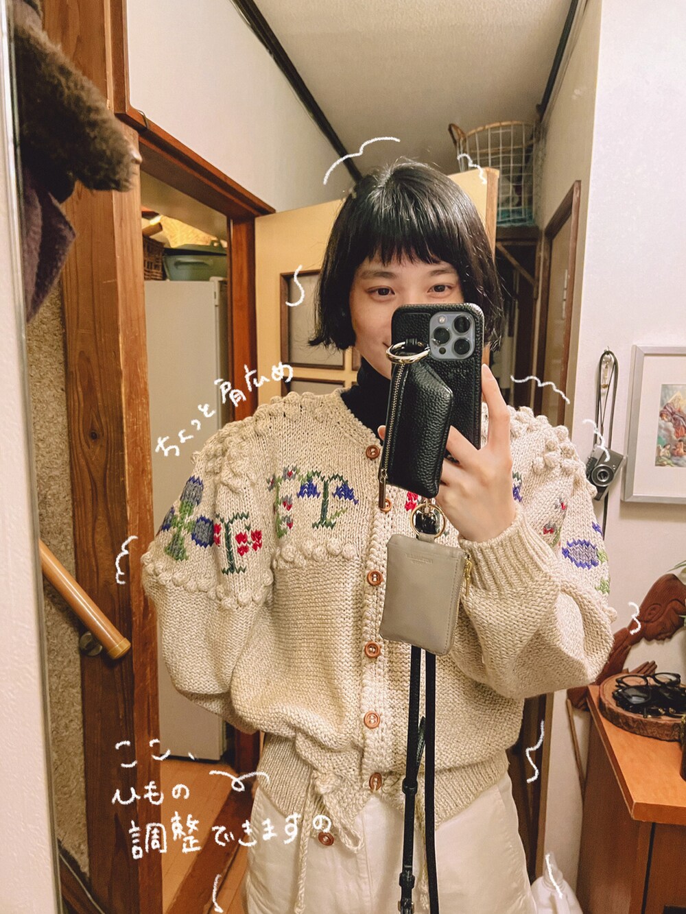 グリーン系のベスト、ブラック系のニット/セーター、ブラック系のメガネを着用したレディースの春コーディネートの3枚目の写真