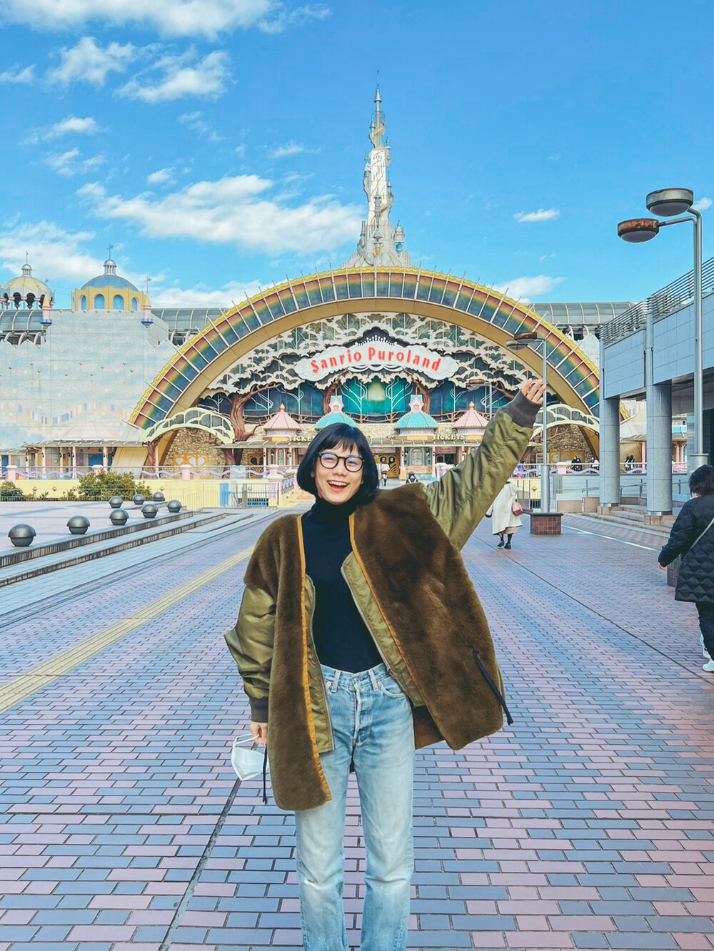 グリーン系のその他アウター、ブラック系のニット/セーター、ブルー系のデニムパンツを着用したレディースの冬コーディネートの3枚目の写真