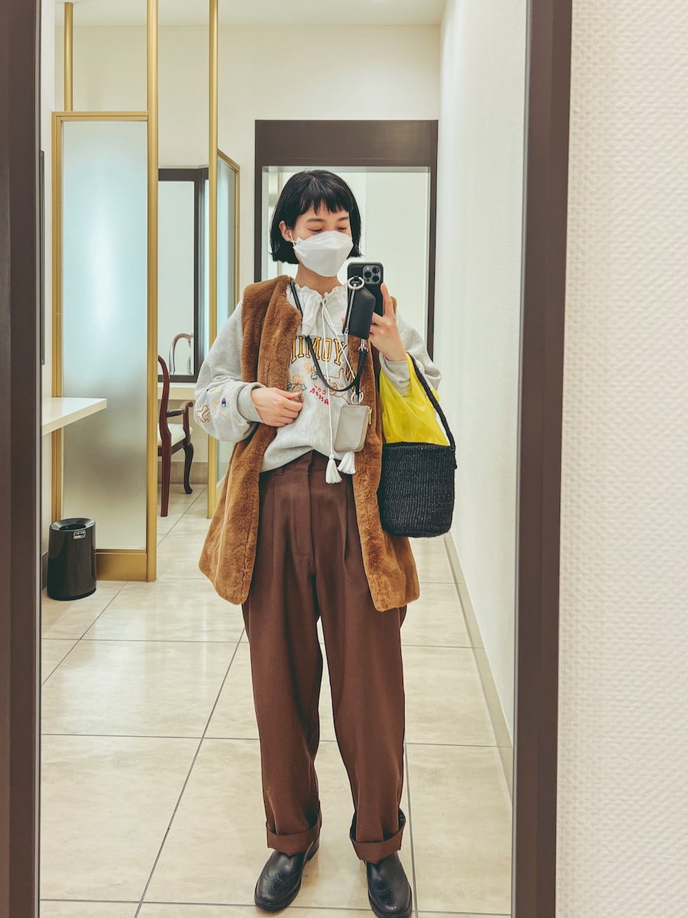 ホワイト系のシャツ/ブラウス、グレー系のスウェット、ブラウン系のその他パンツを着用したレディースの春コーディネートの2枚目の写真